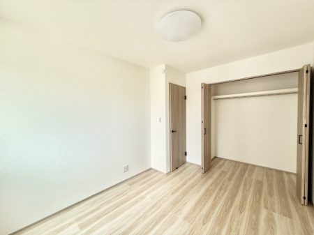 寝室　内装■家具をうまく配置すれば広々とした空間を使い動きやすく、リラックスした時間が過ごせます