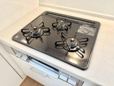 その他内観　設備■３口コンロのシステムキッチンで料理の手順もスムーズに  