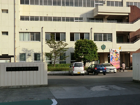 周辺環境　中学校 800m 伊勢原市立伊勢原中学校
