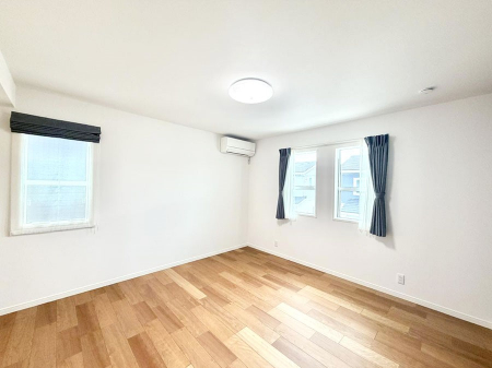 �Q���@�������V���v���ȋ�ԂŁA���[�t���x�b�h��f�X�N�ȂǁA���@�\�ȉƋ�����p���₷���ł�