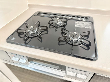 その他内観　設備■３口コンロのシステムキッチンで料理の手順もスムーズに  