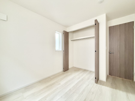 �Q���@�������V���v���ȋ�ԂŁA���[�t���x�b�h��f�X�N�ȂǁA���@�\�ȉƋ�����p���₷���ł�