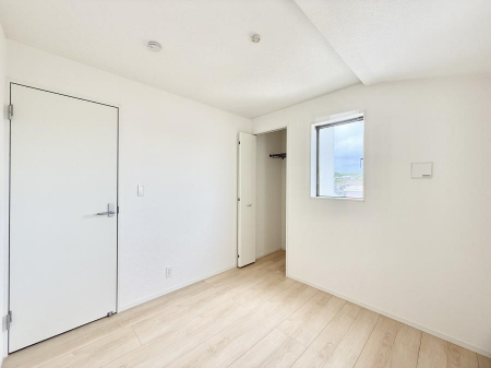 寝室　内装■窓の配置や通気性の良い設計で部屋の空気がこもらず、常に新鮮な空気が流れます