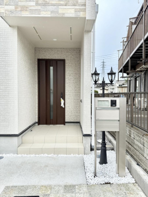 玄関　外観■ 家族とゲストをやさしく迎える、心温まる玄関