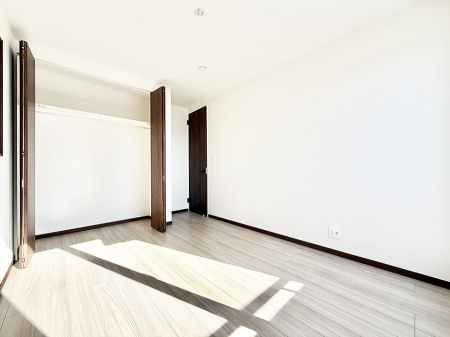 �Q���@�������V���v���ȋ�ԂŁA���[�t���x�b�h��f�X�N�ȂǁA���@�\�ȉƋ�����p���₷���ł�