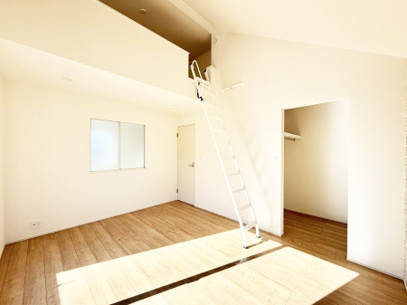 �Q���@�������V���v���ȋ�ԂŁA���[�t���x�b�h��f�X�N�ȂǁA���@�\�ȉƋ�����p���₷���ł�