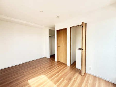 �Q���@�������V���v���ȋ�ԂŁA���[�t���x�b�h��f�X�N�ȂǁA���@�\�ȉƋ�����p���₷���ł�