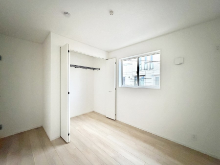 �Q���@�������V���v���ȋ�ԂŁA���[�t���x�b�h��f�X�N�ȂǁA���@�\�ȉƋ�����p���₷���ł�