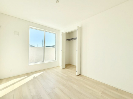 �Q���@�������V���v���ȋ�ԂŁA���[�t���x�b�h��f�X�N�ȂǁA���@�\�ȉƋ�����p���₷���ł�