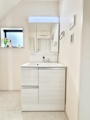 ʑEʏ@邢ʏ͖̎yłႢł