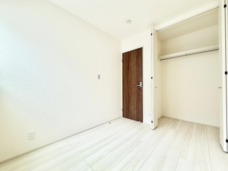 �Q���@�������V���v���ȋ�ԂŁA���[�t���x�b�h��f�X�N�ȂǁA���@�\�ȉƋ�����p���₷���ł�