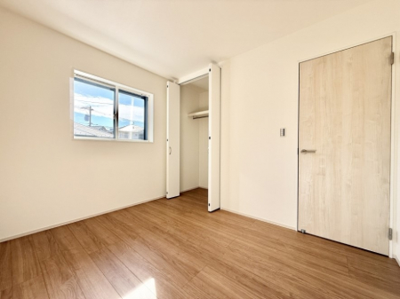 �Q���@�������V���v���ȋ�ԂŁA���[�t���x�b�h��f�X�N�ȂǁA���@�\�ȉƋ�����p���₷���ł�