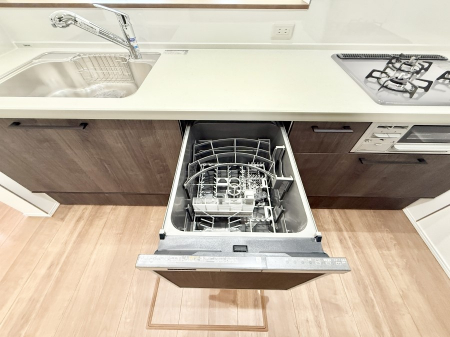 ���̑����ρ@�ݔ�����ԂȂ����I�H����s�J�s�J�Ɏd�グ�Ă���܂�