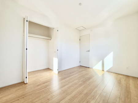 �Q���@�������V���v���ȋ�ԂŁA���[�t���x�b�h��f�X�N�ȂǁA���@�\�ȉƋ�����p���₷���ł�