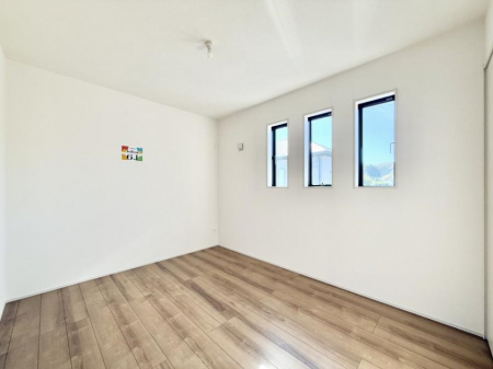 �Q���@�������V���v���ȋ�ԂŁA���[�t���x�b�h��f�X�N�ȂǁA���@�\�ȉƋ�����p���₷���ł�