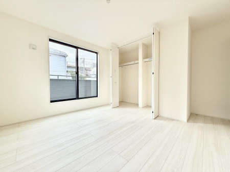 �Q���@�������V���v���ȋ�ԂŁA���[�t���x�b�h��f�X�N�ȂǁA���@�\�ȉƋ�����p���₷���ł�