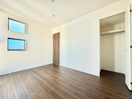 �Q���@�������V���v���ȋ�ԂŁA���[�t���x�b�h��f�X�N�ȂǁA���@�\�ȉƋ�����p���₷���ł�