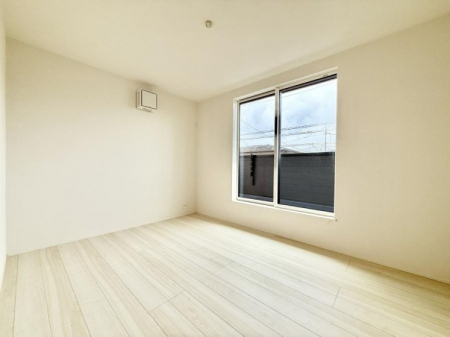 �Q���@�������V���v���ȋ�ԂŁA���[�t���x�b�h��f�X�N�ȂǁA���@�\�ȉƋ�����p���₷���ł�