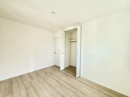 �Q���@�������V���v���ȋ�ԂŁA���[�t���x�b�h��f�X�N�ȂǁA���@�\�ȉƋ�����p���₷���ł�