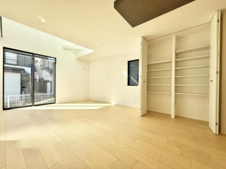 ���r���O�@���������S�n�̂����A���z�̃��r���O