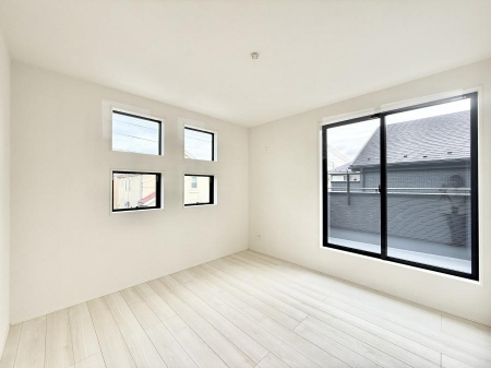 �Q���@�������V���v���ȋ�ԂŁA���[�t���x�b�h��f�X�N�ȂǁA���@�\�ȉƋ�����p���₷���ł�