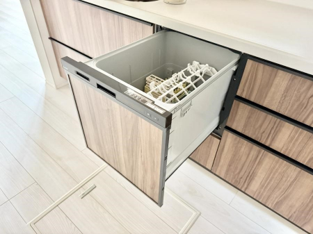 ���̑����ρ@�ݔ�����ԂȂ����I�H����s�J�s�J�Ɏd�グ�Ă���܂�