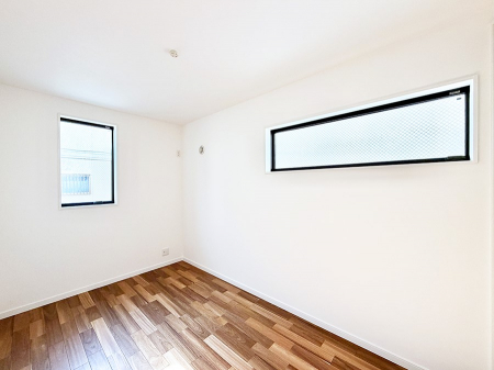 �Q���@�������V���v���ȋ�ԂŁA���[�t���x�b�h��f�X�N�ȂǁA���@�\�ȉƋ�����p���₷���ł�