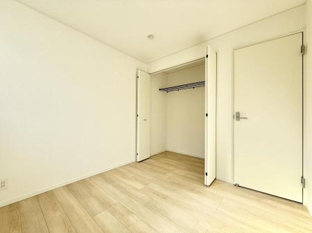 �Q���@�������V���v���ȋ�ԂŁA���[�t���x�b�h��f�X�N�ȂǁA���@�\�ȉƋ�����p���₷���ł�