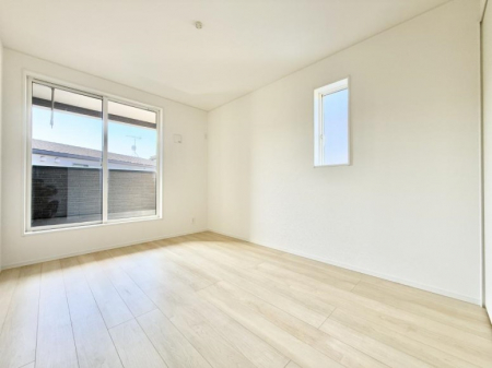 �Q���@�������V���v���ȋ�ԂŁA���[�t���x�b�h��f�X�N�ȂǁA���@�\�ȉƋ�����p���₷���ł�