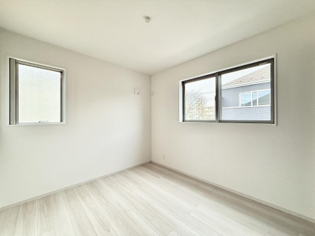 �Q���@�������V���v���ȋ�ԂŁA���[�t���x�b�h��f�X�N�ȂǁA���@�\�ȉƋ�����p���₷���ł�