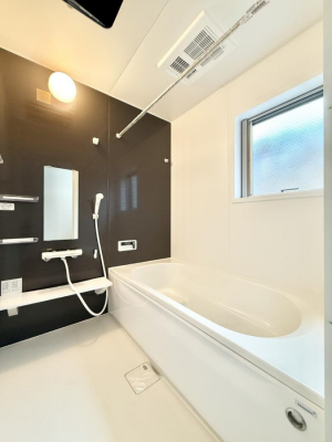 �����@�����������������F�����̕ǖʁA������芰����o�X���[��