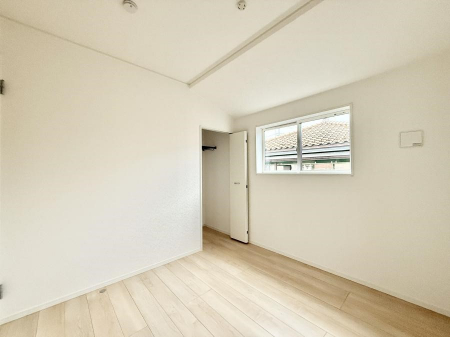 �Q���@�������V���v���ȋ�ԂŁA���[�t���x�b�h��f�X�N�ȂǁA���@�\�ȉƋ�����p���₷���ł�