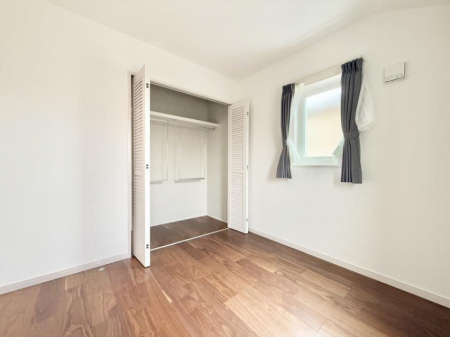 �Q���@�������V���v���ȋ�ԂŁA���[�t���x�b�h��f�X�N�ȂǁA���@�\�ȉƋ�����p���₷���ł�