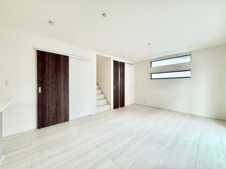 ���r���O�@���������S�n�̂����A���z�̃��r���O