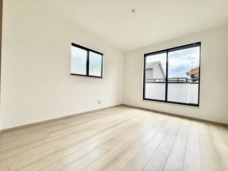 �Q���@�������V���v���ȋ�ԂŁA���[�t���x�b�h��f�X�N�ȂǁA���@�\�ȉƋ�����p���₷���ł�