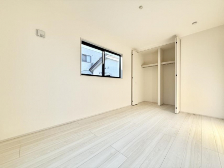 �Q���@�������V���v���ȋ�ԂŁA���[�t���x�b�h��f�X�N�ȂǁA���@�\�ȉƋ�����p���₷���ł�