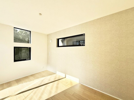 �Q���@�������V���v���ȋ�ԂŁA���[�t���x�b�h��f�X�N�ȂǁA���@�\�ȉƋ�����p���₷���ł�