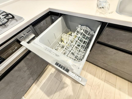 ���̑����ρ@�ݔ�����ԂȂ����I�H����s�J�s�J�Ɏd�グ�Ă���܂�