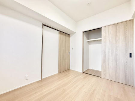 �Q���@�������V���v���ȋ�ԂŁA���[�t���x�b�h��f�X�N�ȂǁA���@�\�ȉƋ�����p���₷���ł�