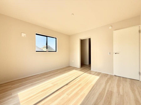 �Q���@�������V���v���ȋ�ԂŁA���[�t���x�b�h��f�X�N�ȂǁA���@�\�ȉƋ�����p���₷���ł�