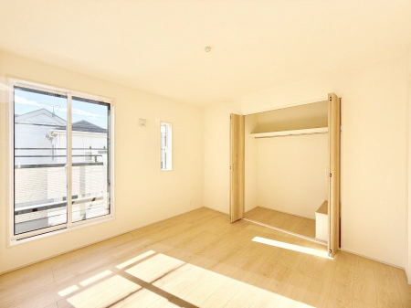 �Q���@�������V���v���ȋ�ԂŁA���[�t���x�b�h��f�X�N�ȂǁA���@�\�ȉƋ�����p���₷���ł�