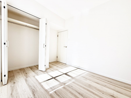 �Q���@�������V���v���ȋ�ԂŁA���[�t���x�b�h��f�X�N�ȂǁA���@�\�ȉƋ�����p���₷���ł�