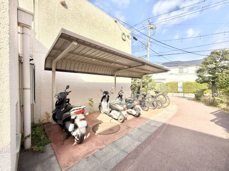 ���̑��@�O�ρ����X�̈ړ��ɕ֗��Ȓ��փX�y�[�X����������m�ۂ���Ă��܂�