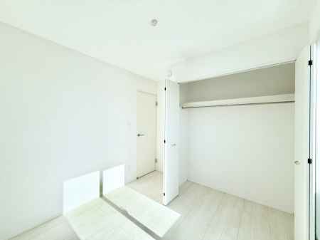 �Q���@�������V���v���ȋ�ԂŁA���[�t���x�b�h��f�X�N�ȂǁA���@�\�ȉƋ�����p���₷���ł�