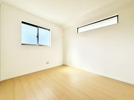 �Q���@�������V���v���ȋ�ԂŁA���[�t���x�b�h��f�X�N�ȂǁA���@�\�ȉƋ�����p���₷���ł�