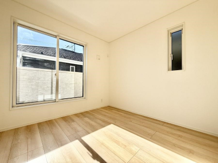 �Q���@�������V���v���ȋ�ԂŁA���[�t���x�b�h��f�X�N�ȂǁA���@�\�ȉƋ�����p���₷���ł�