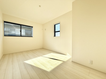 �Q���@�������V���v���ȋ�ԂŁA���[�t���x�b�h��f�X�N�ȂǁA���@�\�ȉƋ�����p���₷���ł�