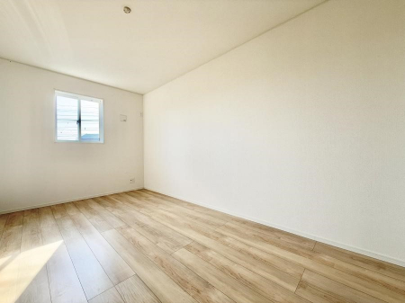 �Q���@�������V���v���ȋ�ԂŁA���[�t���x�b�h��f�X�N�ȂǁA���@�\�ȉƋ�����p���₷���ł�