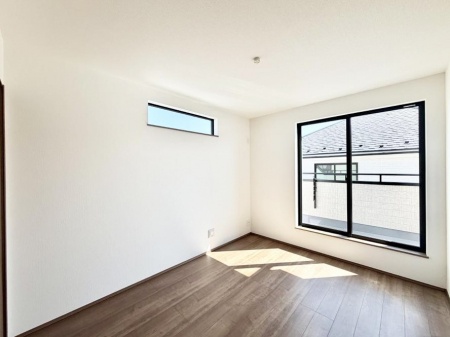 �Q���@�������V���v���ȋ�ԂŁA���[�t���x�b�h��f�X�N�ȂǁA���@�\�ȉƋ�����p���₷���ł�