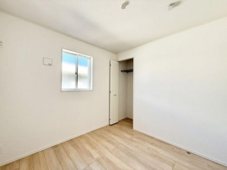 �Q���@�������V���v���ȋ�ԂŁA���[�t���x�b�h��f�X�N�ȂǁA���@�\�ȉƋ�����p���₷���ł�